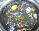 Foto del paso 5 de la receta: Chipirones en su tinta con patata y escarola