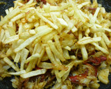 Foto del paso 3 de la receta: Bacalao desmigado con pimientos y patatas