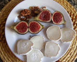 Foto del paso 2 de la receta: Tostada con queso de cabra, higos y nueces