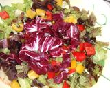 Foto del paso 3 de la receta: Ensalada de mozzarella, pimientos y radicchio con atún
