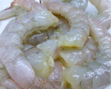 Foto del paso 2 de la receta: Brocheta de salmón, langostino y patata