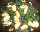 Foto del paso 2 de la receta: Revuelto de mejillones con espinacas