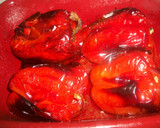 Foto del paso 3 de la receta: Pimientos rojos asados al aceite con hierbabuena
