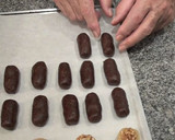 Foto del paso 10 de la receta: Panellets de chocolate, vainilla y coco bañado en chocolate