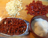 Foto del paso 1 de la receta: Pastelitos de chorizo, queso y tomate seco