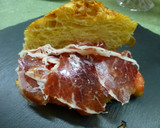 Foto del paso 3 de la receta: Canapé mini croissant de tomate y jamón