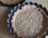 Foto del paso 3 de la receta: Tartaletas integrales rellenas de crema y frutos rojos