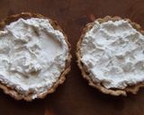 Foto del paso 4 de la receta: Tartaletas integrales rellenas de crema y frutos rojos