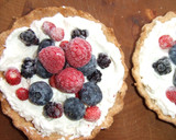Foto del paso 5 de la receta: Tartaletas integrales rellenas de crema y frutos rojos