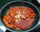 Foto del paso 3 de la receta: Salmón con cama de yuca y pimientos