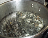 Foto del paso 5 de la receta: Arroz negro con olla de presión