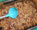 Foto del paso 4 de la receta: Cuadraditos de avellanas y nueces con chocolate negro