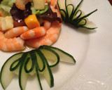 Foto del paso 1 de la receta: Ensalada de langostinos con decoración de pepino
