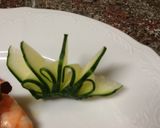 Foto del paso 2 de la receta: Ensalada de langostinos con decoración de pepino