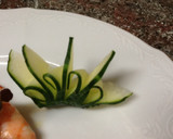 Foto del paso 2 de la receta: Ensalada de langostinos con decoración de pepino