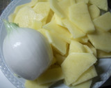 Foto del paso 1 de la receta: Patatas con huevos a la sal roja de Háwai