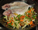 Foto del paso 2 de la receta: Dorada a la espalda con salteado de verduras