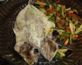 Foto del paso 3 de la receta: Dorada a la espalda con salteado de verduras