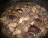 Foto del paso 2 de la receta: Manos de cerdo en salsa con setas cultivadas