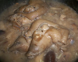 Foto del paso 4 de la receta: Manos de cerdo en salsa con setas cultivadas