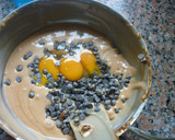 Foto del paso 3 de la receta: Cuadraditos cremosos de dulce de leche y chips de chocolate