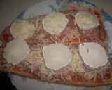 Foto del paso 3 de la receta: Pan pizza de sobrasada con queso de cabra