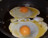 Foto del paso 2 de la receta: Huevos fritos con pimientos y cebolla