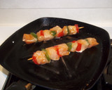 Foto del paso 1 de la receta: Pinchos de pollo y verduras con patatas fritas