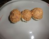 Foto del paso 2 de la receta: Huevos rellenos de atún y langostinos