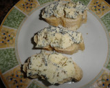 Foto del paso 1 de la receta: Tostas de queso azul con miel