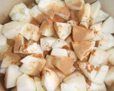 Foto del paso 1 de la receta: Delicia de manzanas y caqui a la pimienta rosa