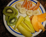 Foto del paso 1 de la receta: Ensalada de frutas con queso batido y arándanos