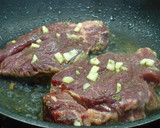 Foto del paso 3 de la receta: Solomillo a las finas hierbas con pimientos del piquillo