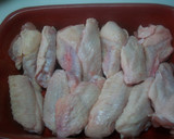 Foto del paso 2 de la receta: Alas de pollo aliñadas con tomate concase