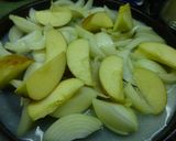 Foto del paso 2 de la receta: Pollos picantones asados con manzana