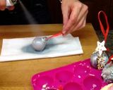 Foto del paso 5 de la receta: Bolas navidad de chocolate para guardar las uvas de la suerte