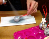 Foto del paso 5 de la receta: Bolas navidad de chocolate para guardar las uvas de la suerte
