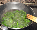 Foto del paso 2 de la receta: Merluza al vapor con espinacas salteadas