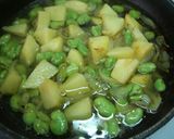 Foto del paso 2 de la receta: Habas con patatas al vino