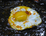 Foto del paso 2 de la receta: Canapés de chorizo, huevos y trufa natural