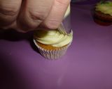 Foto del paso 2 de la receta: Cupcakes de rosa con detalle navideño