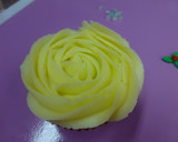 Foto del paso 3 de la receta: Cupcakes de rosa con detalle navideño