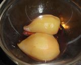 Foto del paso 3 de la receta: Peras al vino con helado y frambuesas