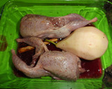 Foto del paso 1 de la receta: Guatlles amb peres al vi negre