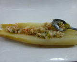 Foto del paso 2 de la receta: Espárragos rellenos de ensalada con langostinos