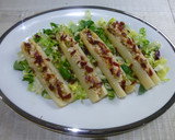Foto del paso 3 de la receta: Espárragos rellenos de ensalada con langostinos