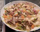 Foto del paso 3 de la receta: Empanada de hojaldre con verduras y pollo