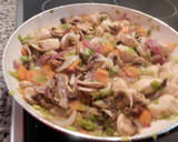 Foto del paso 3 de la receta: Empanada de hojaldre con verduras y pollo
