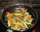 Foto del paso 1 de la receta: Timbal de salteado de verduras y huevo escalfado