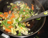 Foto del paso 2 de la receta: Timbal de salteado de verduras y huevo escalfado